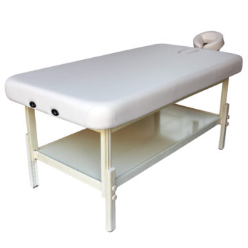 Lettino da massaggio fisso professionale, largo 91 cm e con porta asciugamani. Struttura in legno, imbottitura color beige. Dotato di ciambella poggia testa e foro respirazione viso. Senza schienale regolabile.