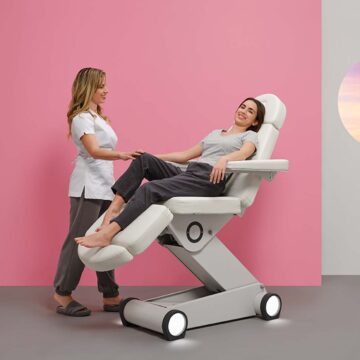 operatrice estetica e paziente, donna, che posano sorridenti durante un trattamento sulla poltrona motorizzata Blight